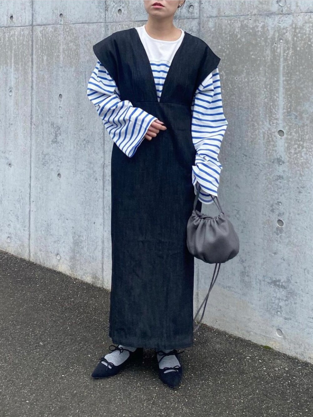 「bab、babshowroom、ボーダー、ボーダートップス、デニム、デニムワンピース、春コーデ、ワンピース、ほめられ本命コーデ、LeTalon、リボンパンプス、AYAKOBAG、巾着バッグ、きれいめカジュアル、オトナカジュアル」｜「LE TALONのポインテッドダブルリボンフラット（その他シューズ、ブラック系）」を使った、mikaさん（レディース・157cm）の冬コーディネートの4枚目の写真