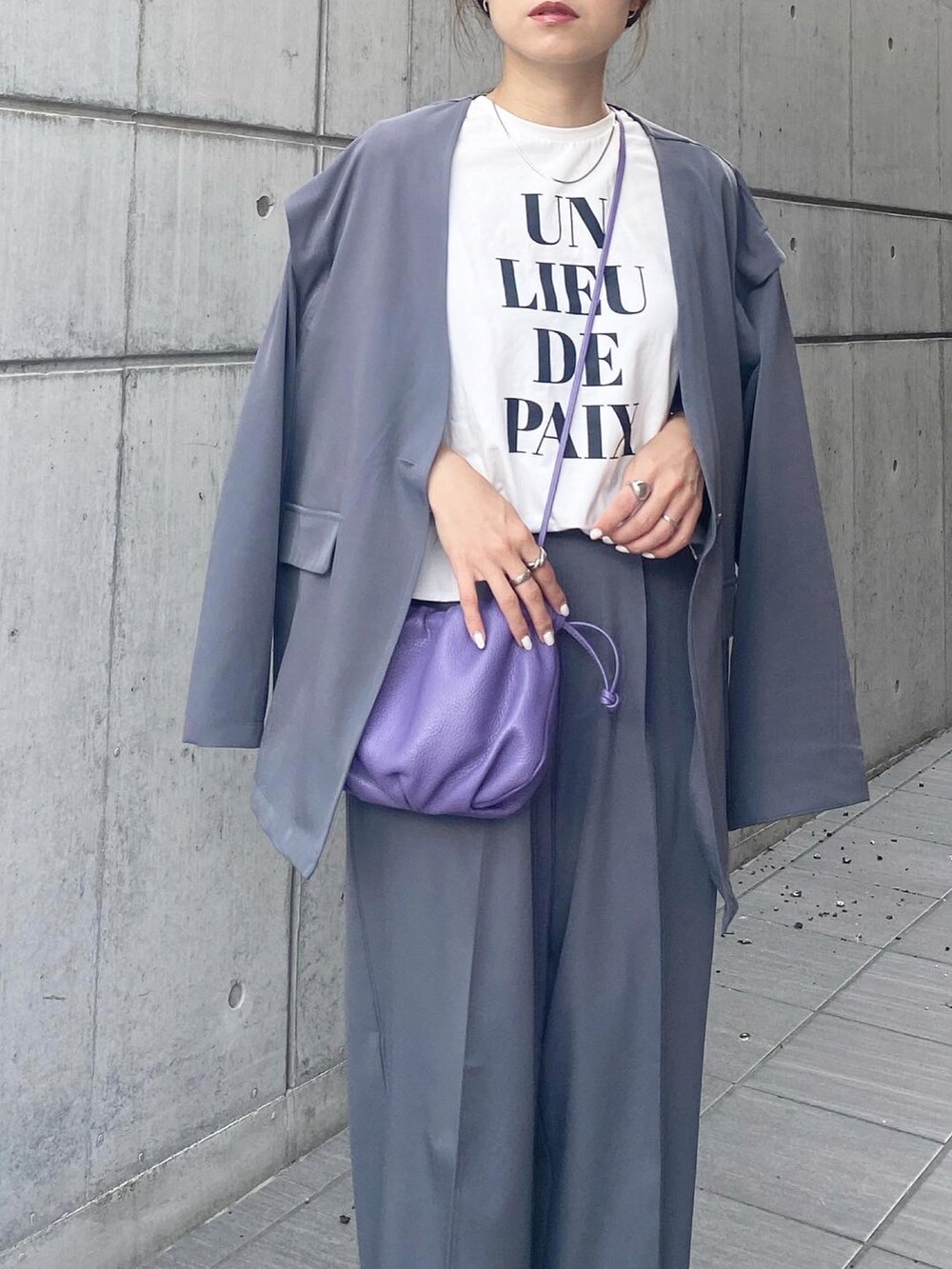 「セットアップ、BONLECILL、ボンルシール、ジャケット、センタープレスパンツ、ジレ、２ＷＡＹ、ZARA、AYAKOBAG、巾着バッグ、パープル、大人コーデ、オトナカジュアル、きれいめカジュアル、ママコーデ」｜「BONLECILLの【2点セット】2wayノーカラーテーラードジャケット/ジレ&センタープレスパンツ セットアップ【ファッション雑誌SPRiNG 7月号掲載】（セットアップ、グレー系）」を使った、mikaさん（レディース・157cm）の夏コーディネートの5枚目の写真