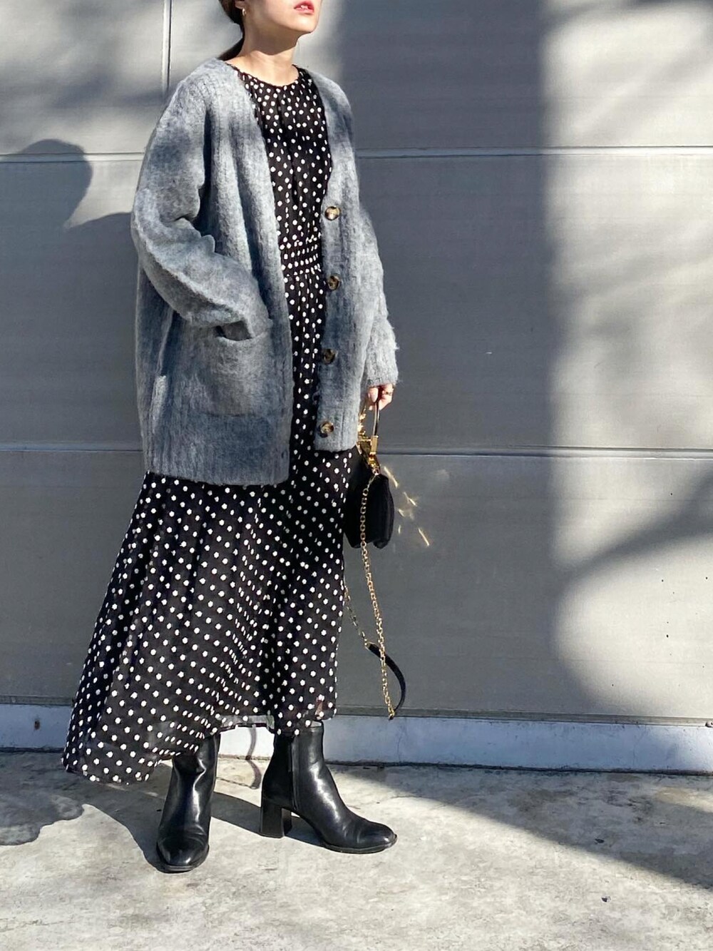 「カーディガン、ビッグシルエット、グレー、natural couture、ワンピース、ZARA、ZANCHETTI、ショートブーツ、きれいめカジュアル、オトナカジュアル、ママコーデ、刺繍ワンピース、モノトーンコーデ、オトナ女子、大人ガーリー」｜「natural coutureの【大人ナチュ】【WEB限定】モンスターBIGカーディガン（カーディガン/ボレロ、グレー系）」を使った、mikaさん（レディース・157cm）の冬コーディネートの2枚目の写真