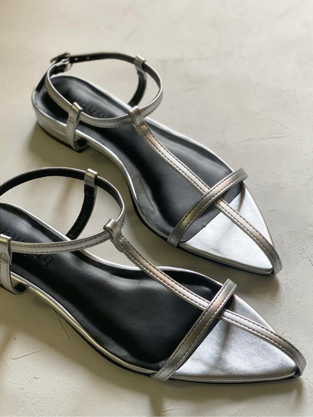 「bohmal、ボマール、bohmal_style、bohmal_official、Tストラップサンダル、ZARA、オトナカジュアル、きれいめカジュアル、メタリックサンダル、メタリック、ママコーデ、ママファッション、大人コーデ、ピンク、ピンクパンツ」｜「bohmalのポインテッドトゥTストラップサンダル（サンダル、シルバー系）」を使った、mikaさん（レディース・157cm）の春コーディネートの4枚目の写真