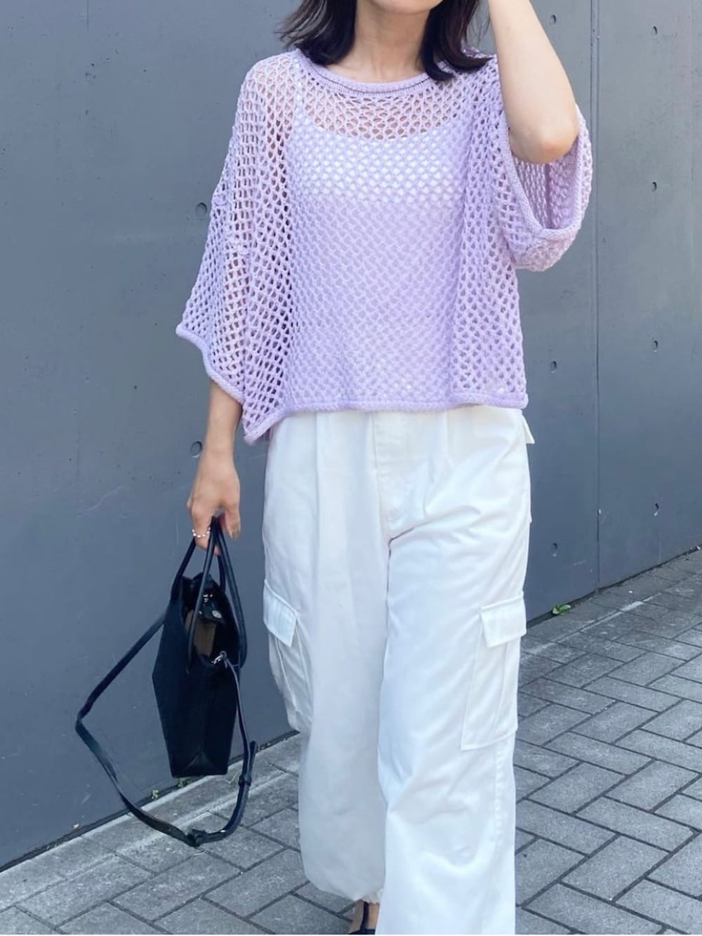 「Angie、ANGIE、ANGIE VINTAGE、メッシュニット、メッシュトップス、クロップドトップス、クロップド丈、GRL、グレイル、カーゴパンツ、サンダル、きれいめカジュアル、オトナカジュアル、ママコーデ、ママファッション」｜「GRLのアイテム（カーゴパンツ、ホワイト系）」を使った、mikaさん（レディース・157cm）の春コーディネートの4枚目の写真