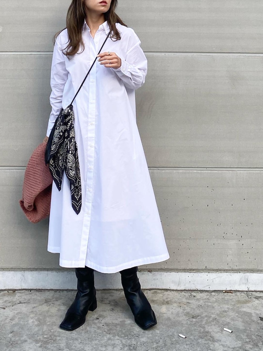 「ワンピース、シャツワンピ、ユニクロ、UNIQLO、カーディガン、plachic、aeyon、nomadis、フリンジバッグ、manipuri、ペイズリー、スカーフ、オトナカジュアル、きれいめカジュアル、ロングブーツ」｜「heart actionのアイテム（ブーツ、ブラック系）」を使った、mikaさん（レディース・157cm）の冬コーディネートの4枚目の写真