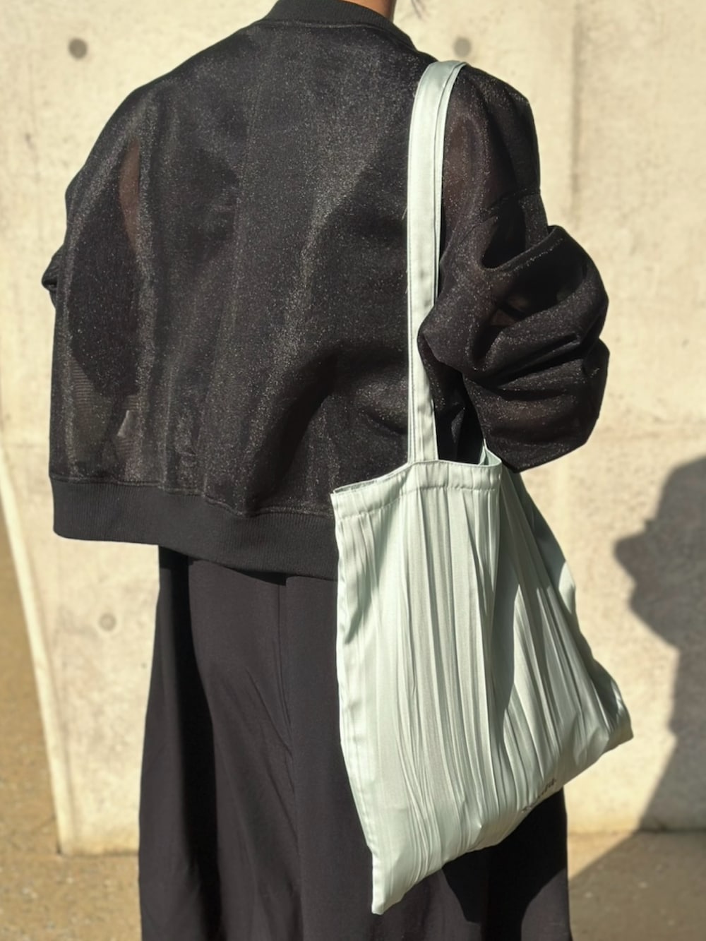 「somlu.、ソンムル、トートバッグ、バッグ、ブラックコーデ、バルーンワンピ、シア―ブルゾン、シアーアウター、ワンピース、スニーカー、スニーカーコーデ、オトナカジュアル、オトナ女子、大人カジュアル、NIKE」｜「NIKEの【NIKE】FV6603-100 ﾅｲｷ ｳｨﾒﾝｽﾞ P-6000（スニーカー、シルバー系）」を使った、mikaさん（レディース・157cm）の夏コーディネートの4枚目の写真