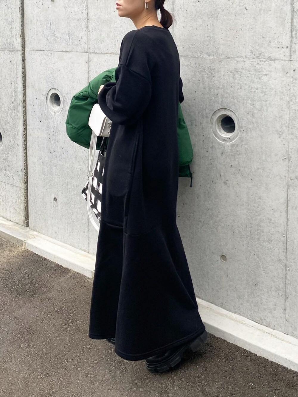 「JUNOAH、マーメイドワンピース、ワンピース、ラクチンコーデ、ミニバッグ、トートバッグ、aeyon、plachic、チェルシーブーツ、SHOO-LA-RUE、GU、ダウンジャケット、カジュアルコーデ、きれいめカジュアル」｜「plachicのアイテム（トートバッグ、ブラック系）」を使った、mikaさん（レディース・157cm）の冬コーディネートの2枚目の写真