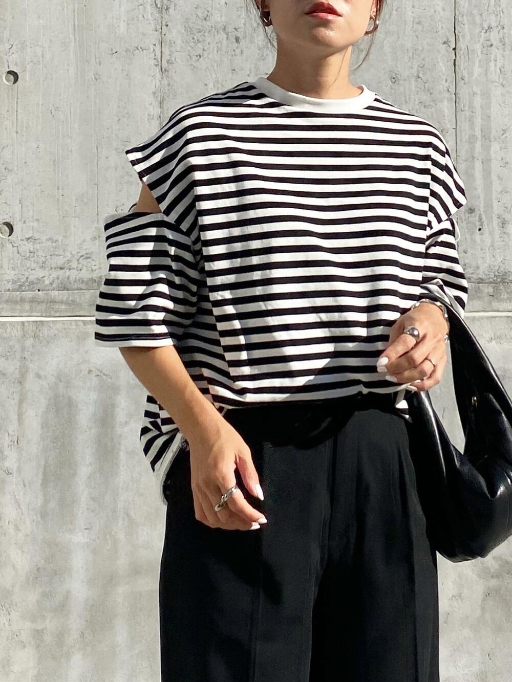 「moment+、momentplus、モーメントプラス、ボーダー、ボーダートップス、ボーダーTシャツ、カットアウト、Tシャツ、UNIQLO、タックワイドパンツ、ZARA、バレエシューズ、モノトーン、きれいめカジュアル、オトナカジュアル」｜「UNIQLOのアイテム（パンツ、ブラック系）」を使った、mikaさん（レディース・157cm）の秋コーディネートの4枚目の写真