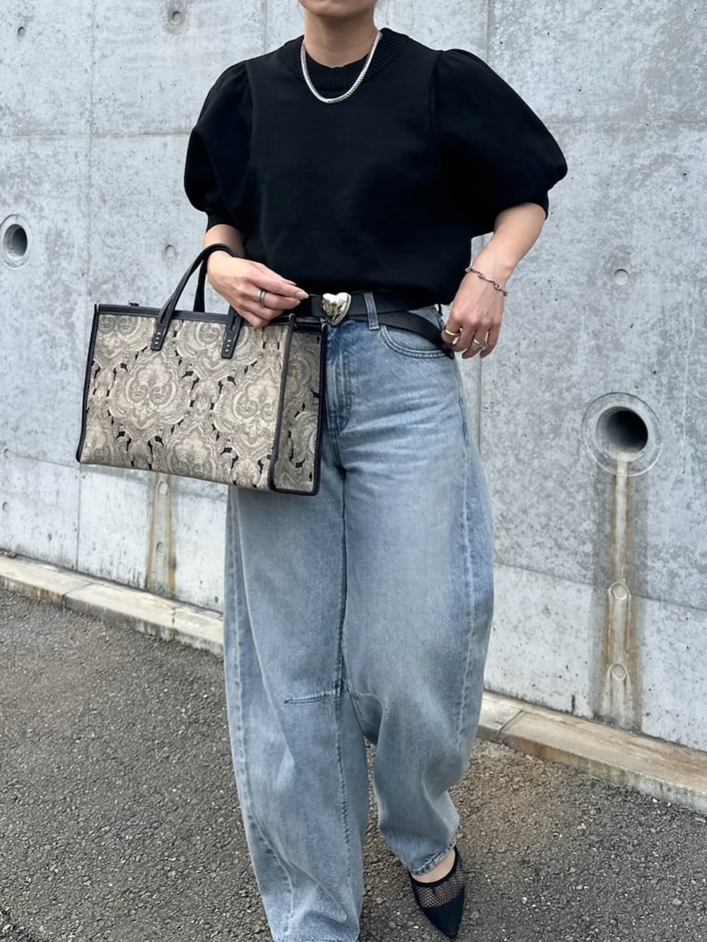 「Ranan(Ranan)、rananstyle、ラナン、半袖ニット、春コーデ、春ニット、春めき満開コーデ、春服コーデ、オトナ女子、大人ファッション、大人カジュアル、きれいめカジュアル、ママコーデ、ママファッション、デニム」｜「LE TALONのポインテッドネットフラット（その他シューズ、ブラック系）」を使った、mikaさん（レディース・157cm）の春コーディネートの3枚目の写真
