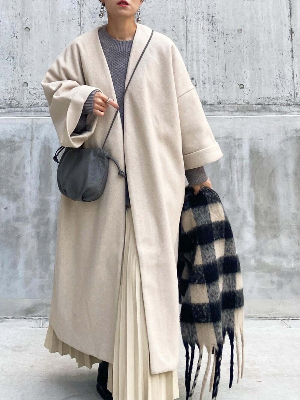 「ロングコート、ノーカラーコート、ガウンコート、plachic、aeyon、レザースカート、プリーツスカート、ZARA、マフラー、チェック、ショートブーツ、巾着バッグ、ショルダーバッグ、きれいめカジュアル、オトナカジュアル」｜「plachicのアイテム（ノーカラーコート、ホワイト系）」を使った、mikaさん（レディース・157cm）の冬コーディネートの4枚目の写真