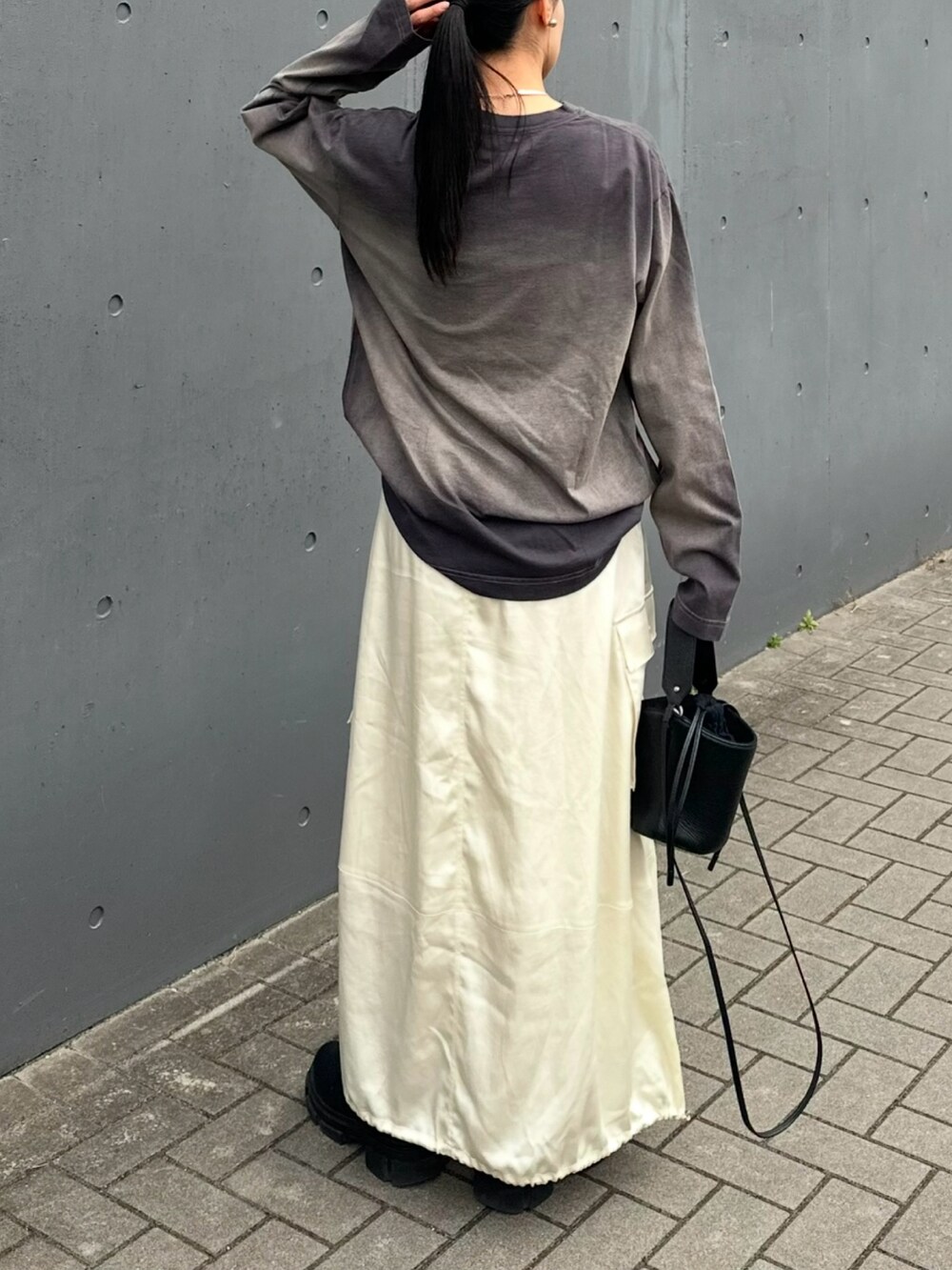 「forksy、forksy.、フォルクシー、ロンT、Tシャツ、春コーデ、大人カジュアル、オトナカジュアル、モノトーン、春服コーデ、大人ファッション、カーゴスカート、バルーンスカート、ママコーデ、サテンスカート」｜「SHOO・LA・RUEの【消臭】トラックソール チェルシー ブーツ（ブーツ、ブラック系）」を使った、mikaさん（レディース・157cm）の冬コーディネートの3枚目の写真