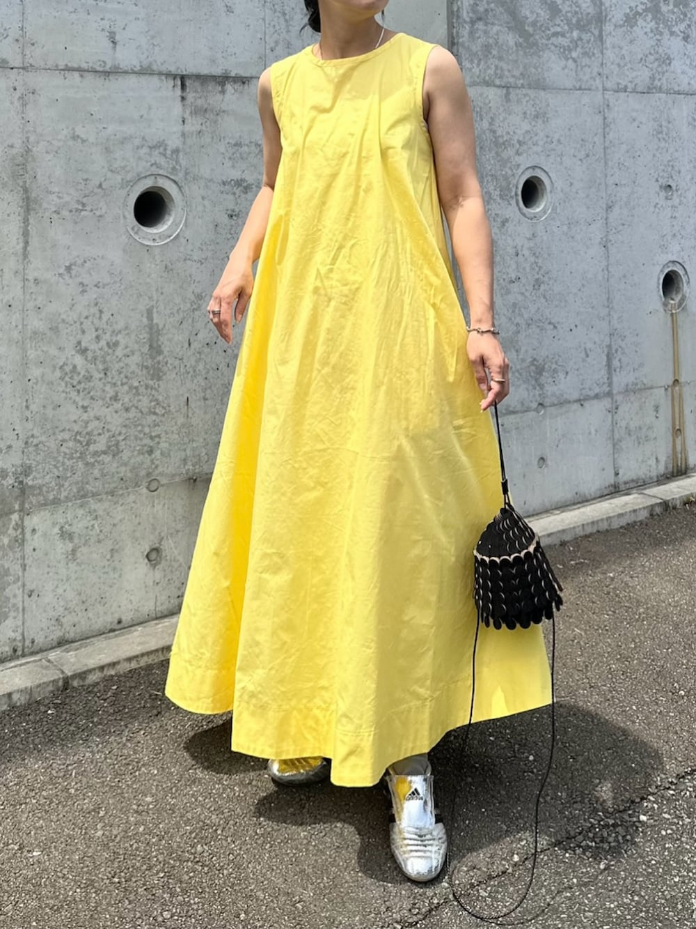 「最近のいい感じコーデ、GEVS.、カラーワンピース、ワンピース、ワンピーススタイル、ワンピース×スニーカー、スニーカー、スニーカーコーデ、adidas、アディダス、テコンドー、大人カジュアル、オトナカジュアル、ママコーデ、ママファッション」｜「MARY AL TERNAの【MARY AL TERNA/メアリオルターナ】MOON SHOULDER BAG（ハンドバッグ、ブラック系）」を使った、mikaさん（レディース・157cm）の春コーディネートの3枚目の写真