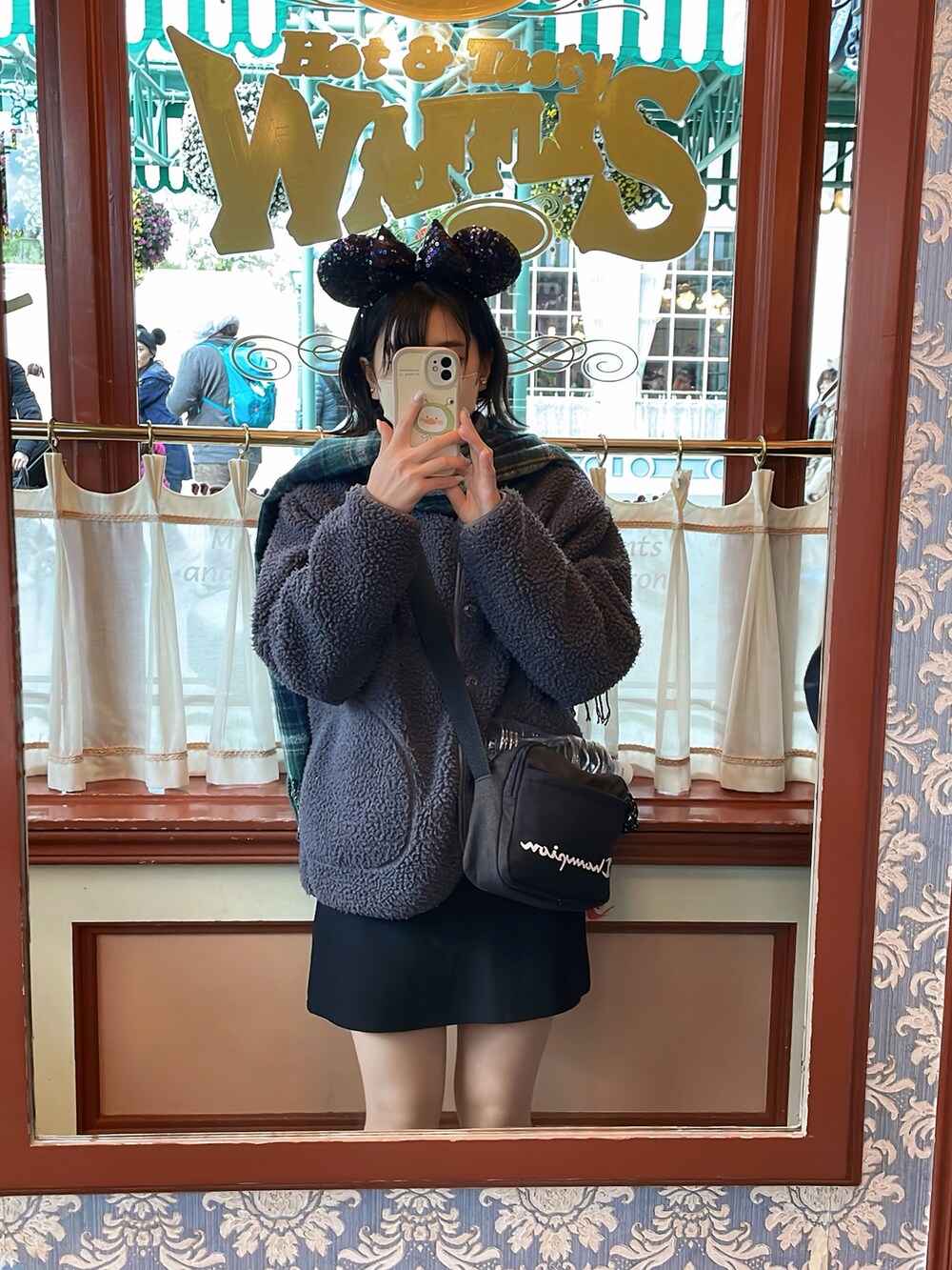 「韓国制服風、制服ディズニー」｜「SHEINのアイテム（スカート、ブラック系）」を使った、杏沙乃さん（レディース・155cm）の冬コーディネートの2枚目の写真