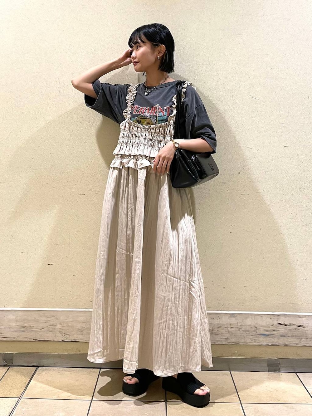 ブラック系のサンダル、グレー系のTシャツ/カットソー、ホワイト系のワンピースを着用したレディースの夏コーディネートの3枚目の写真