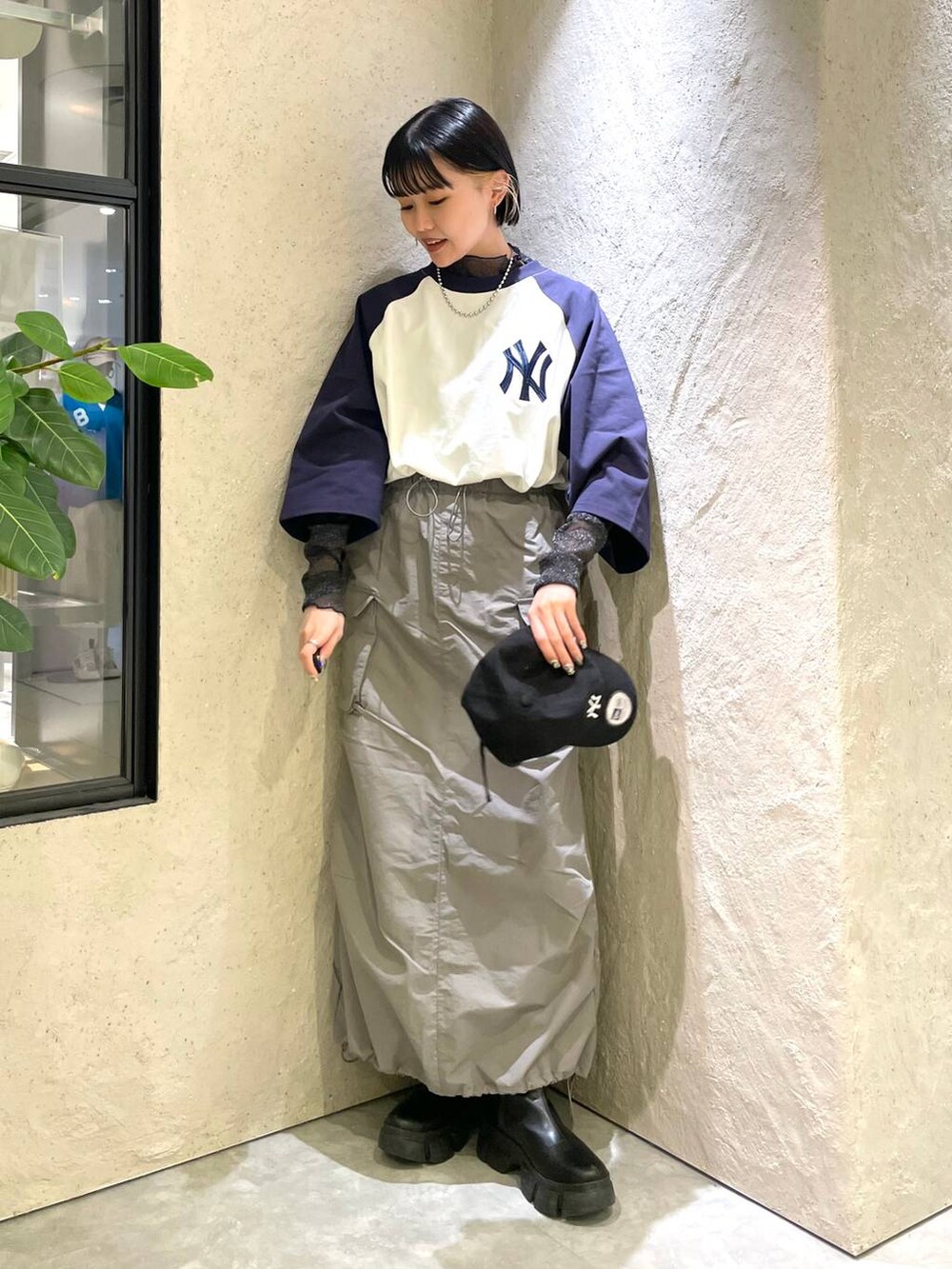 ブルー系のTシャツ/カットソー、ブラック系のブーツ、ブラック系のTシャツ/カットソーを着用したレディースの冬コーディネートの3枚目の写真
