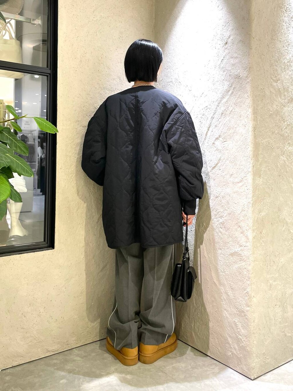 グレー系のその他パンツ、ブラック系のブルゾン、グレー系のTシャツ/カットソーを着用したレディースの冬コーディネートの3枚目の写真