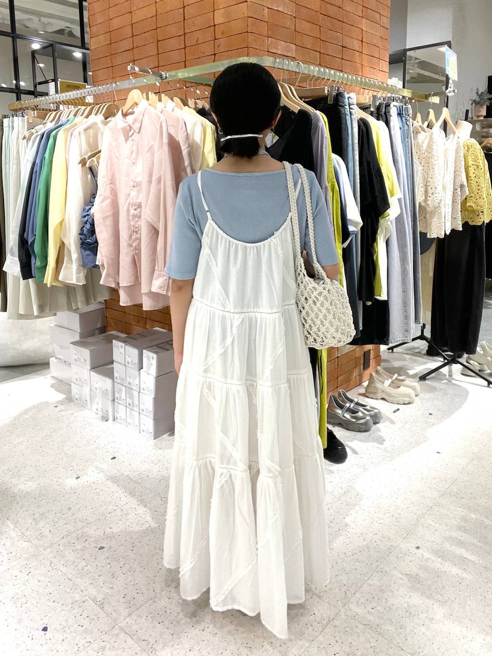 「低身長、きれいめ、カジュアル、休日コーデ、女子会、ローリーズスタイル_LOWRYS FARM、大人女子カジュアル_LOWRYS FARM、女子ウケ、モテ、LOWRYS FARM、大人カジュアル、きれいめカジュアル、春コーデ、夏コーデ、キャミワンピース」｜「LOWRYS FARMのステンレスフープチョーカー 127295（チョーカー、シルバー系）」を使った、saeさん（レディース・155cm）の夏コーディネートの3枚目の写真