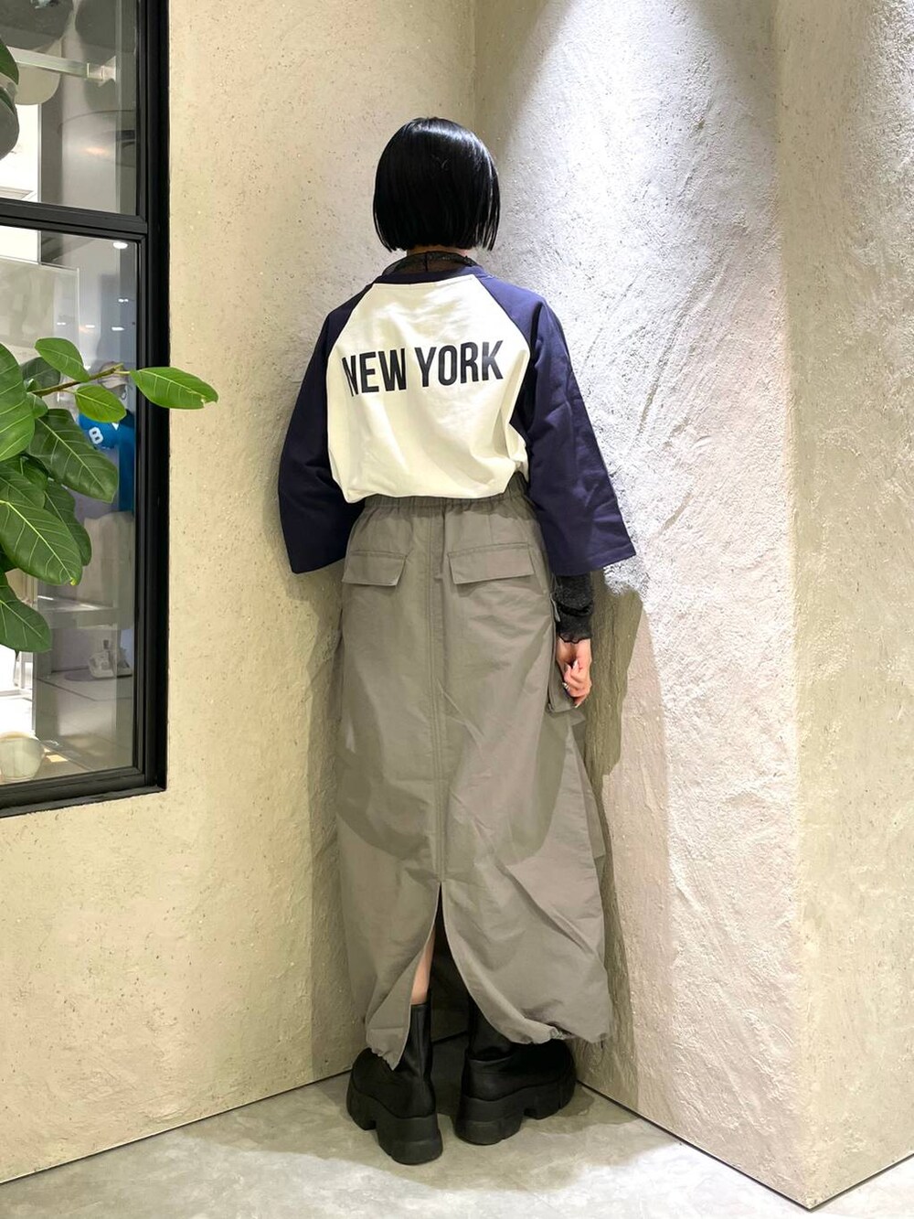 ブルー系のTシャツ/カットソー、ブラック系のブーツ、ブラック系のTシャツ/カットソーを着用したレディースの冬コーディネートの2枚目の写真