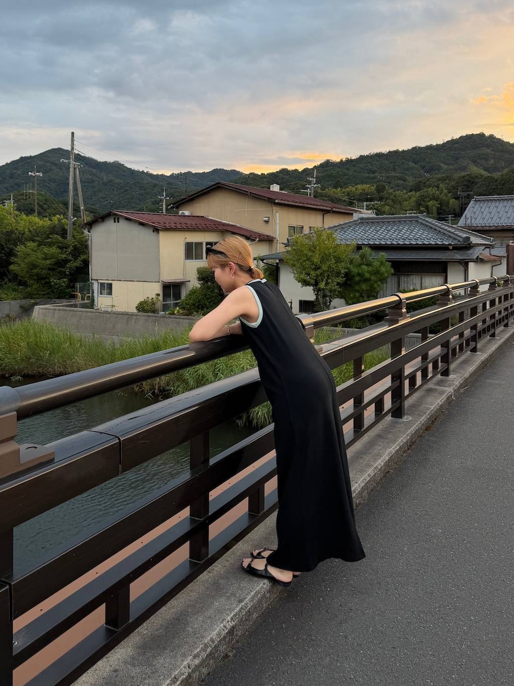 ブラック系のワンピースを着用したレディースの夏コーディネートの3枚目の写真