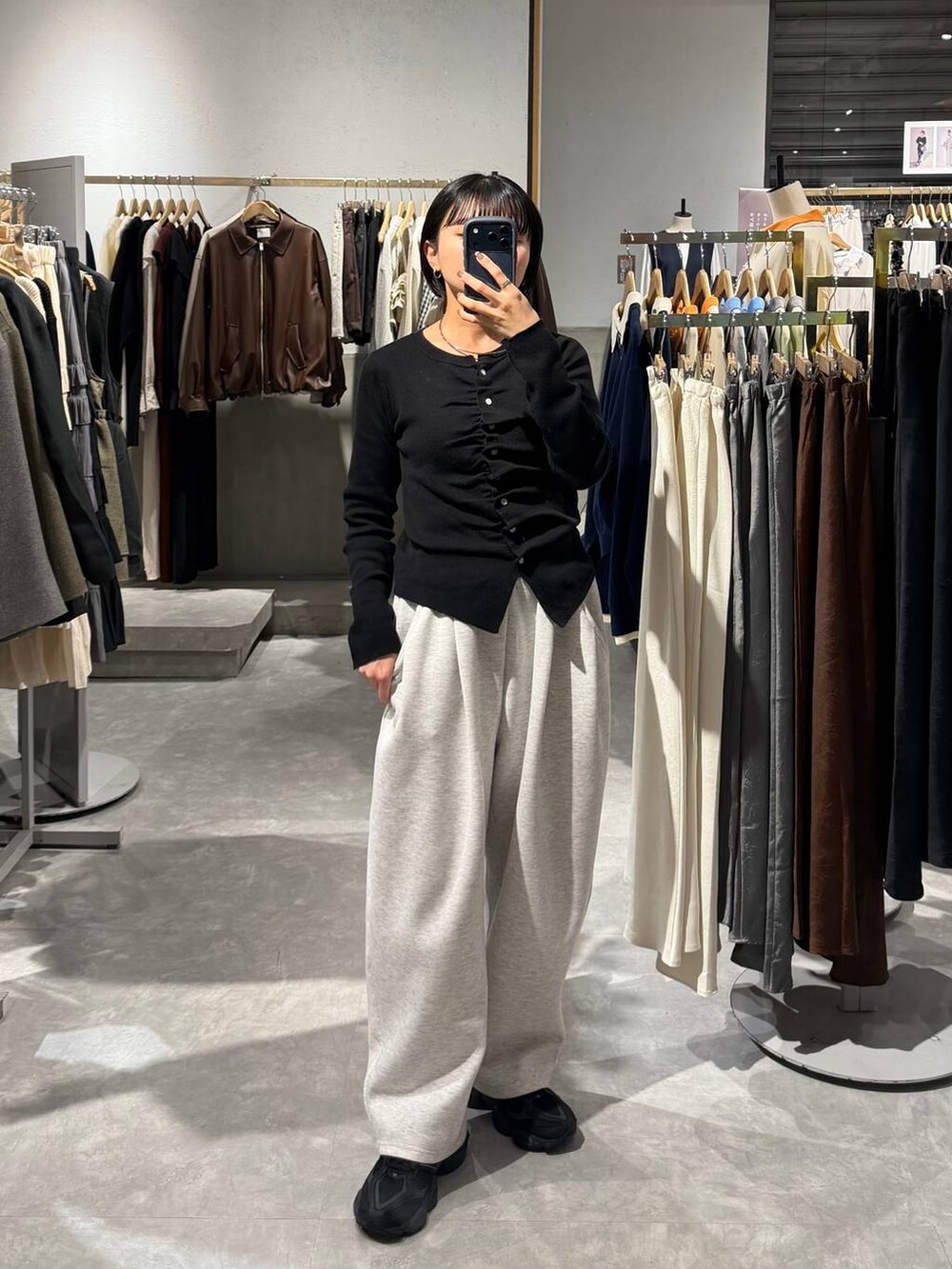 グレー系のスウェットパンツ、ブラック系のカーディガン/ボレロ、シルバー系のチョーカーを着用したレディースの春コーディネートの4枚目の写真