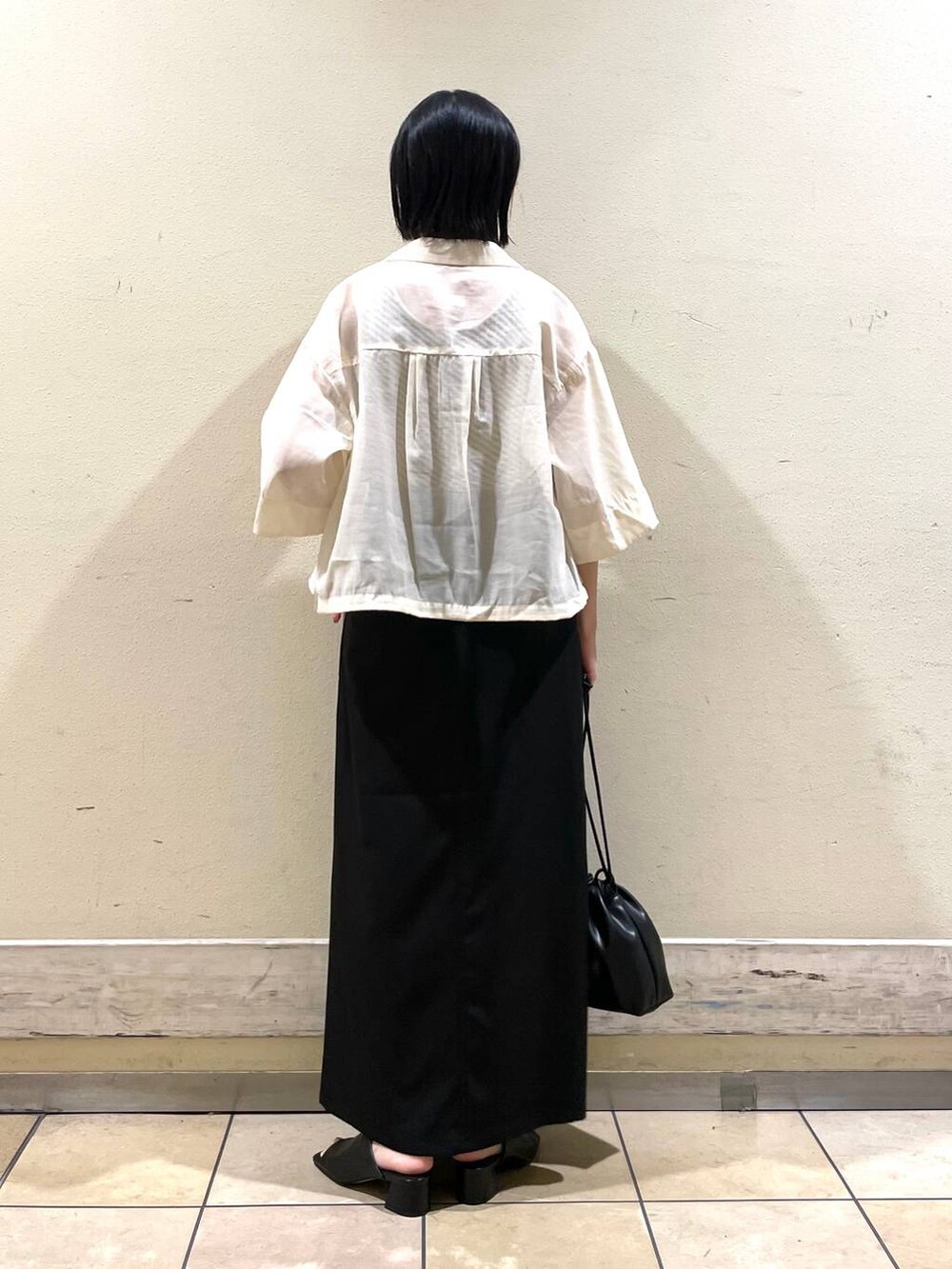 ホワイト系のシャツ/ブラウス、ブラック系のサンダル、ホワイト系のTシャツ/カットソーを着用したレディースの夏コーディネートの2枚目の写真