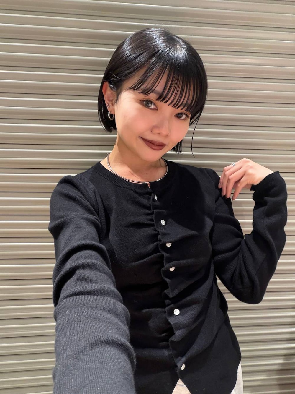 グレー系のスウェットパンツ、ブラック系のカーディガン/ボレロ、シルバー系のチョーカーを着用したレディースの春コーディネートの3枚目の写真