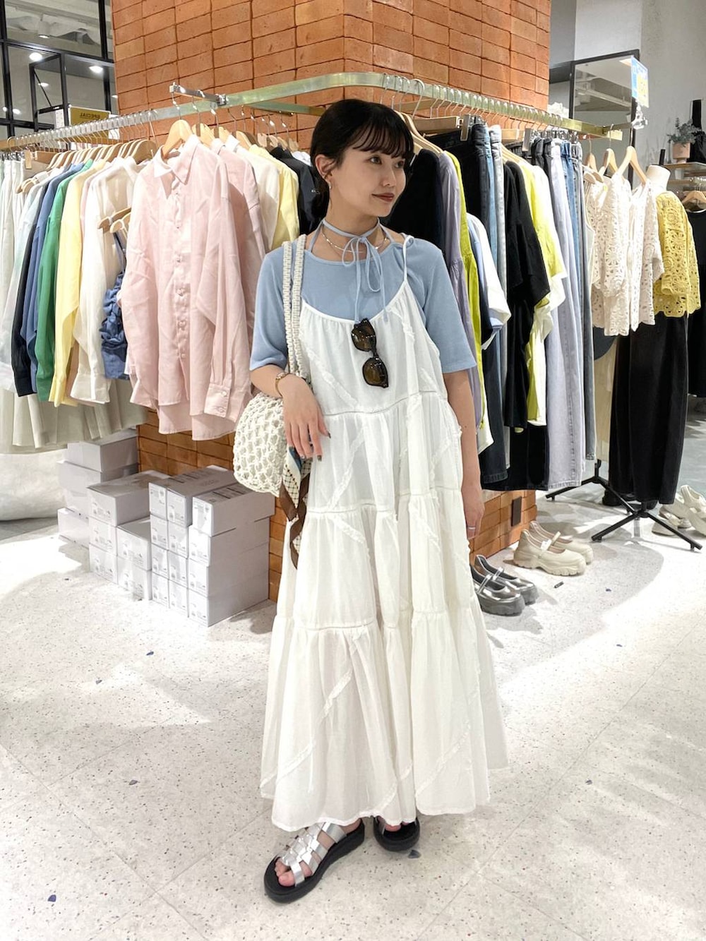 「低身長、きれいめ、カジュアル、休日コーデ、女子会、ローリーズスタイル_LOWRYS FARM、大人女子カジュアル_LOWRYS FARM、女子ウケ、モテ、LOWRYS FARM、大人カジュアル、きれいめカジュアル、春コーデ、夏コーデ、キャミワンピース」｜「LOWRYS FARMのステンレスフープチョーカー 127295（チョーカー、シルバー系）」を使った、saeさん（レディース・155cm）の夏コーディネートの2枚目の写真
