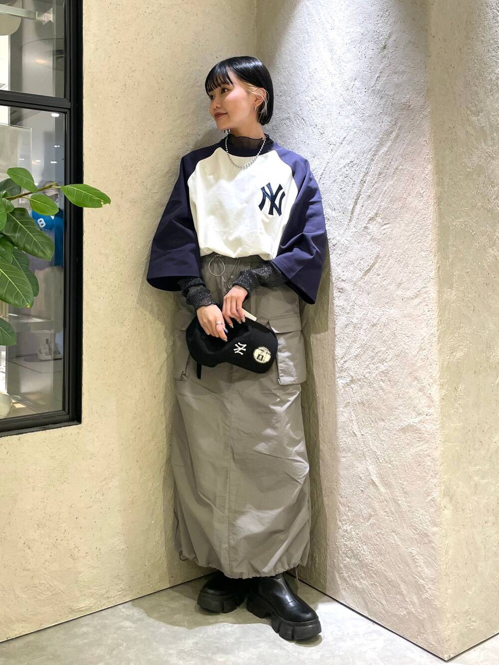 ブルー系のTシャツ/カットソー、ブラック系のブーツ、ブラック系のTシャツ/カットソーを着用したレディースの冬コーディネートの4枚目の写真