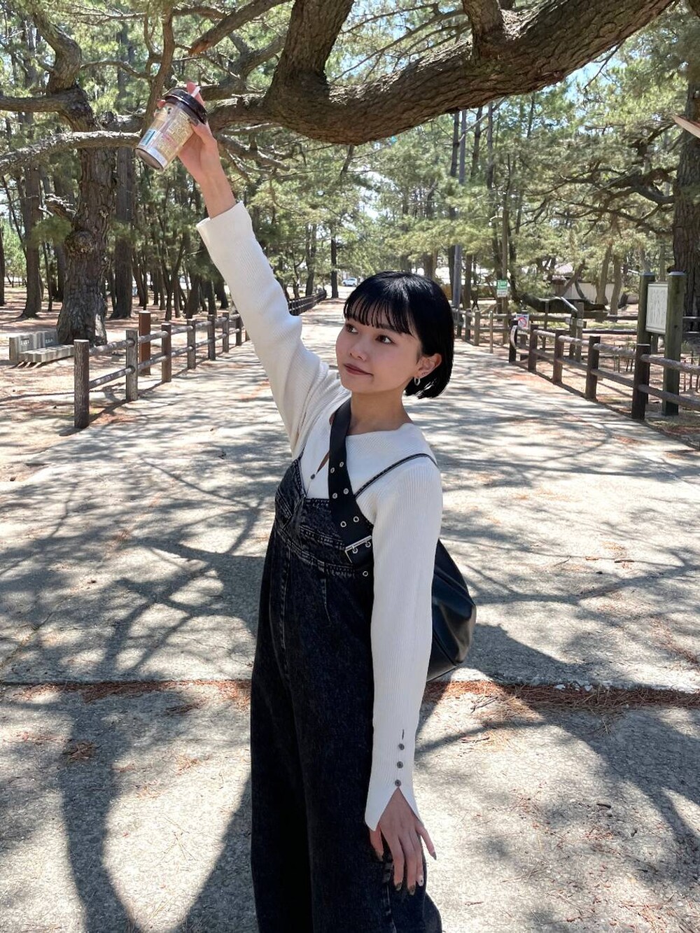 ブラック系のサロペット/オーバーオール、ホワイト系のニット/セーターを着用したレディースの夏コーディネートの2枚目の写真