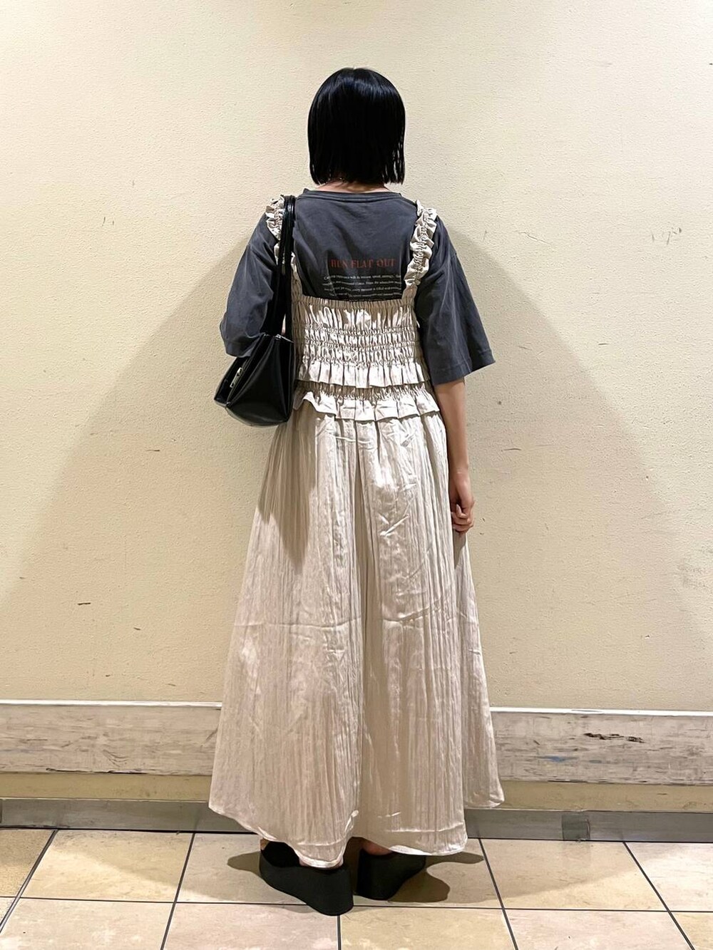 ブラック系のサンダル、グレー系のTシャツ/カットソー、ホワイト系のワンピースを着用したレディースの夏コーディネートの2枚目の写真