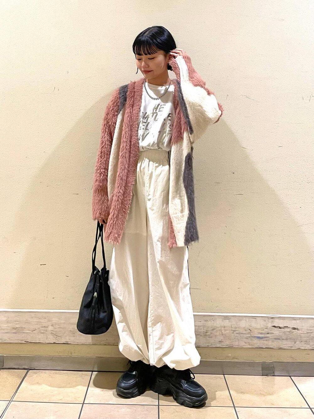 ホワイト系のカーゴパンツ、ホワイト系のTシャツ/カットソー、ピンク系のカーディガン/ボレロを着用したレディースの秋コーディネートの3枚目の写真