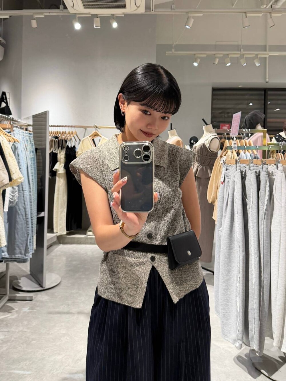 グレー系のベスト、ブルー系のその他パンツ、ブラック系のサンダルを着用したレディースの夏コーディネートの3枚目の写真