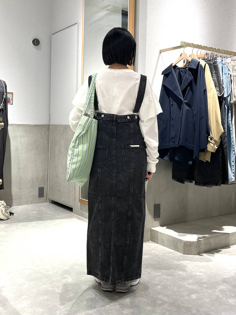 「低身長、きれいめ、カジュアル、休日コーデ、冬コーデ、女子会、ローリーズスタイル_LOWRYS FARM、大人女子カジュアル_LOWRYS FARM、女子ウケ、モテ、LOWRYS FARM、大人カジュアル、きれいめカジュアル、ラフ、ロンT」｜「LOWRYS FARMのＣＯＮＥ／ジャンスカ　 131367（ジャンパースカート、ブラック系）」を使った、saeさん（レディース・155cm）の春コーディネートの2枚目の写真