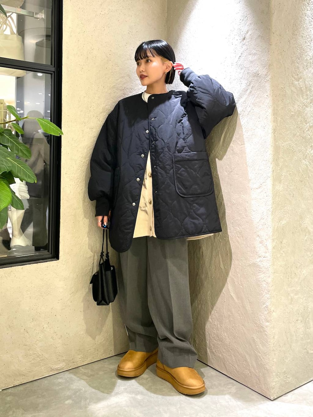 グレー系のその他パンツ、ブラック系のブルゾン、グレー系のTシャツ/カットソーを着用したレディースの冬コーディネートの4枚目の写真