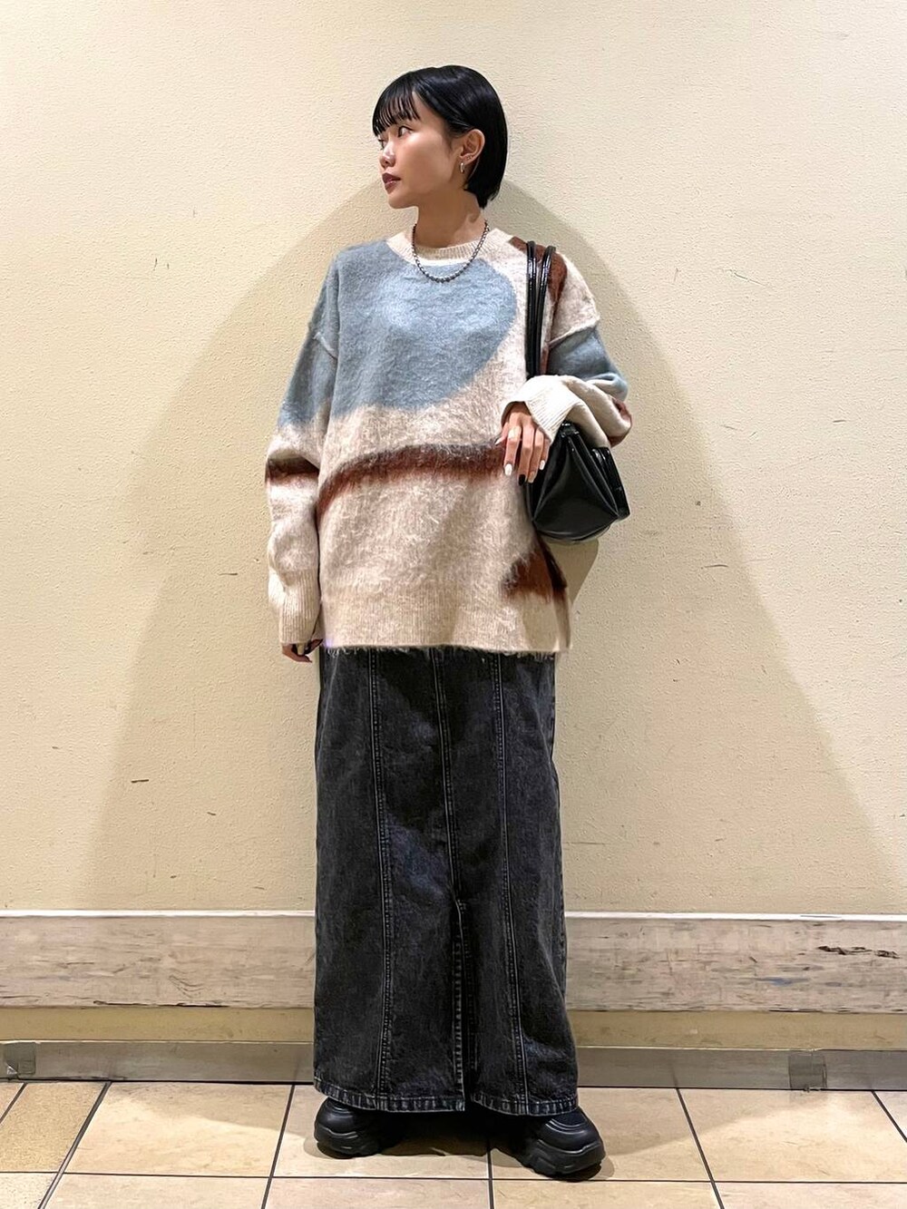 「低身長、きれいめ、カジュアル、休日コーデ、モテ、夏コーデ、女子会、ローリーズスタイル_LOWRYS FARM、大人女子カジュアル_LOWRYS FARM、女子ウケ、LOWRYS FARM、大人カジュアル、きれいめカジュアル、デニムワンピース、ニット」｜「LOWRYS FARMのＣＯＮＥ／ジャンスカ　 131367（ジャンパースカート、ブラック系）」を使った、saeさん（レディース・155cm）の秋コーディネートの3枚目の写真