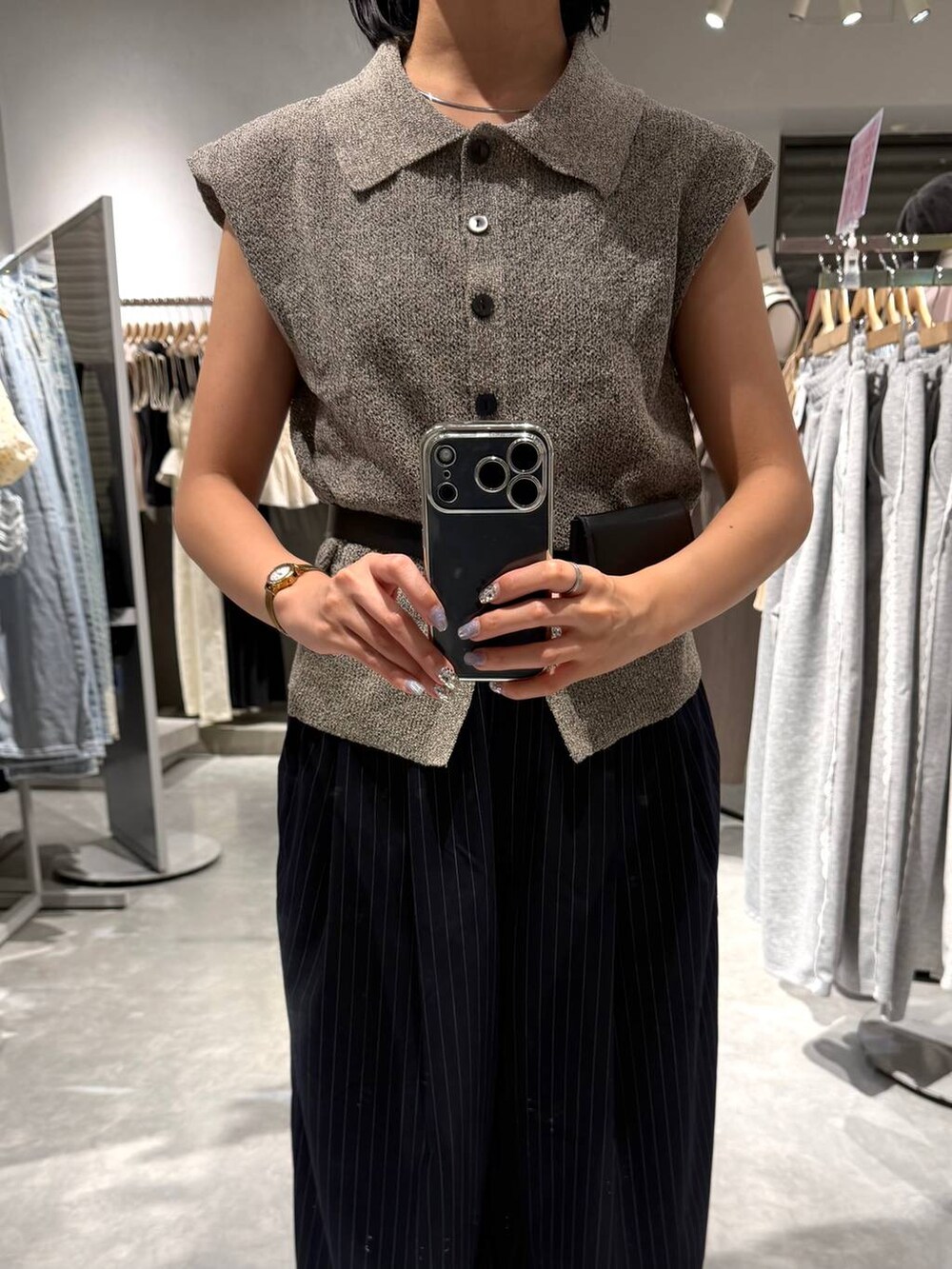 グレー系のベスト、ブルー系のその他パンツ、ブラック系のサンダルを着用したレディースの夏コーディネートの4枚目の写真