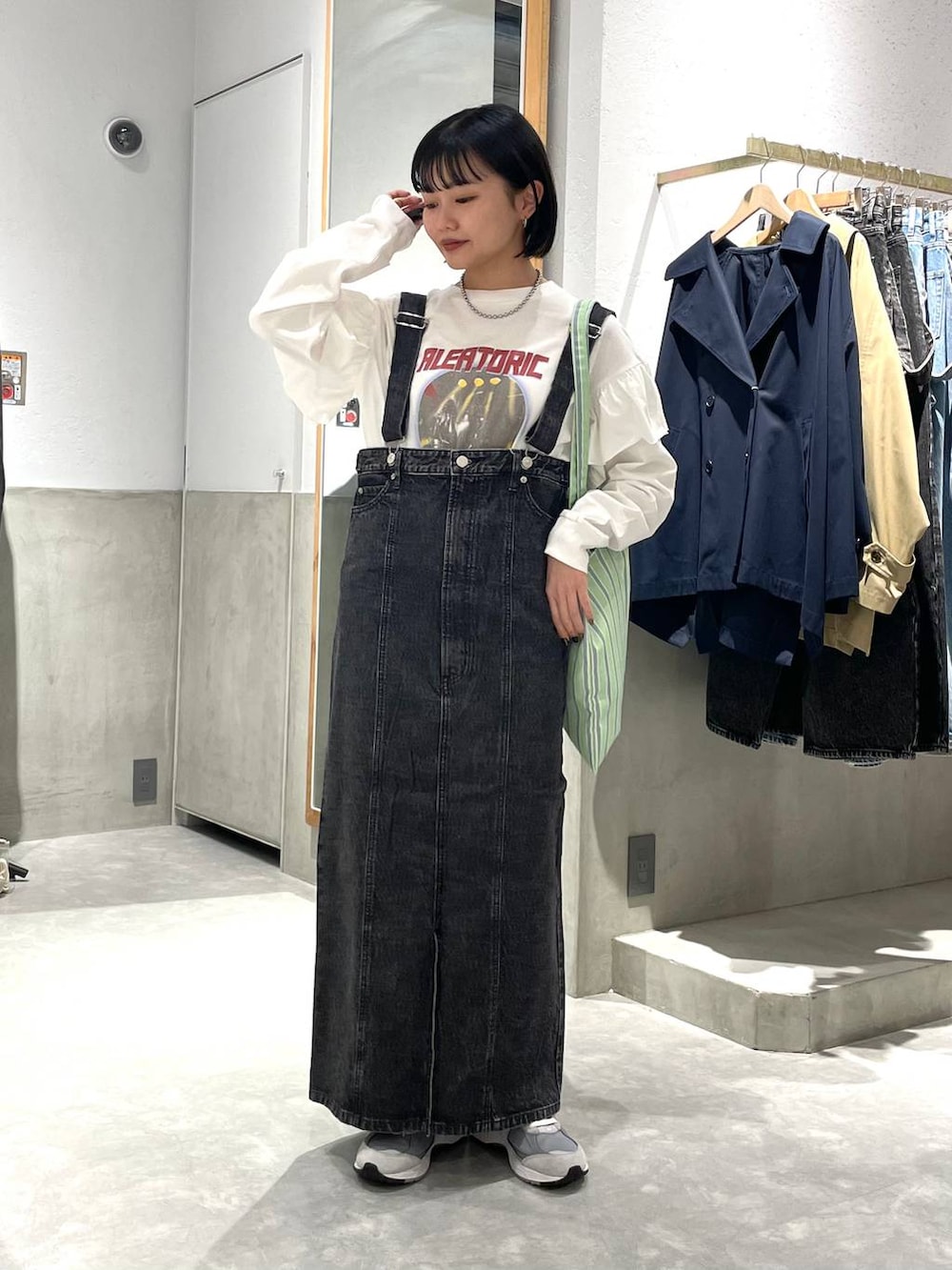 「低身長、きれいめ、カジュアル、休日コーデ、冬コーデ、女子会、ローリーズスタイル_LOWRYS FARM、大人女子カジュアル_LOWRYS FARM、女子ウケ、モテ、LOWRYS FARM、大人カジュアル、きれいめカジュアル、ラフ、ロンT」｜「LOWRYS FARMのＣＯＮＥ／ジャンスカ　 131367（ジャンパースカート、ブラック系）」を使った、saeさん（レディース・155cm）の春コーディネートの3枚目の写真