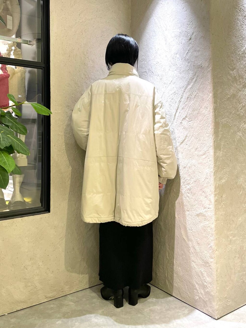 ホワイト系のTシャツ/カットソー、ホワイト系のダウンジャケット/コート、ブラック系のワンピースを着用したレディースの冬コーディネートの2枚目の写真