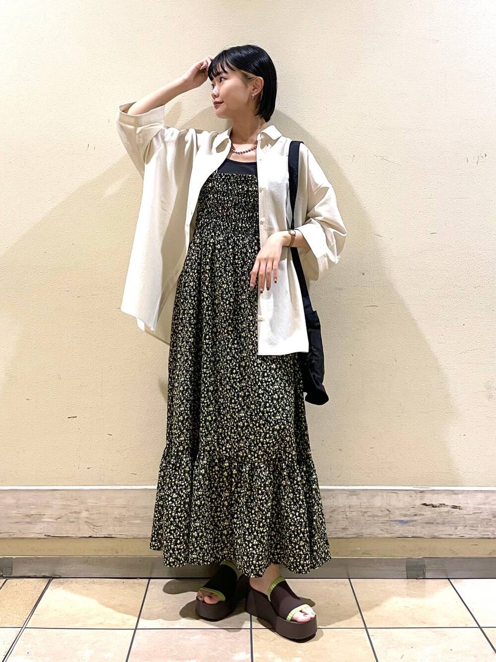 ブラック系のショルダーバッグ、ブラウン系のサンダル、その他のワンピースを着用したレディースの夏コーディネートの3枚目の写真