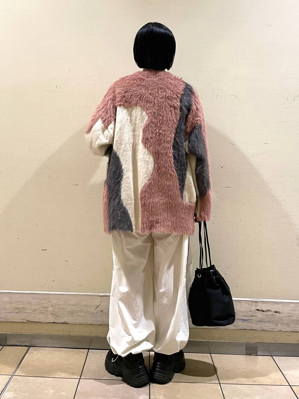 ホワイト系のカーゴパンツ、ホワイト系のTシャツ/カットソー、ピンク系のカーディガン/ボレロを着用したレディースの秋コーディネートの2枚目の写真