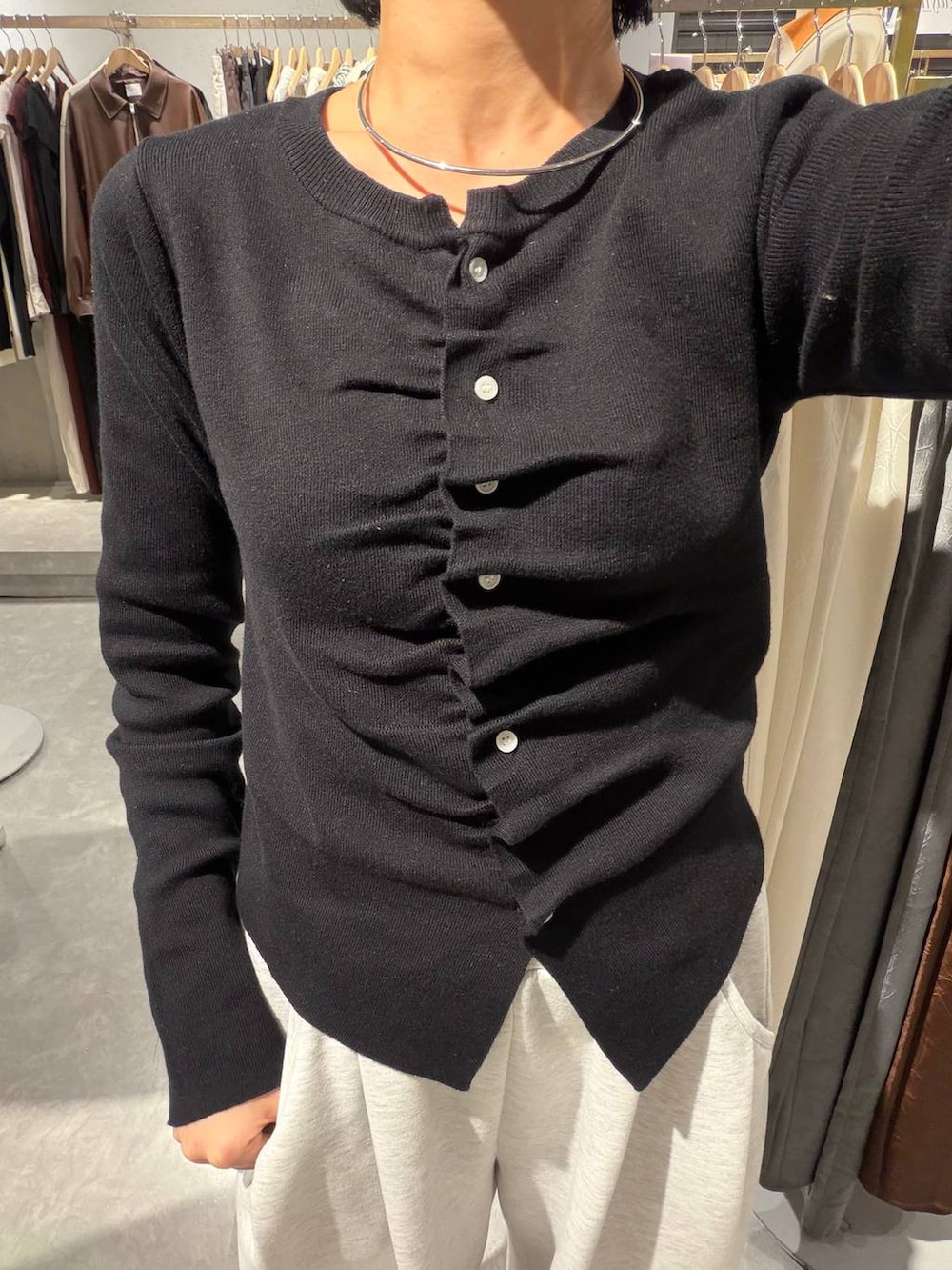 グレー系のスウェットパンツ、ブラック系のカーディガン/ボレロ、シルバー系のチョーカーを着用したレディースの春コーディネートの2枚目の写真