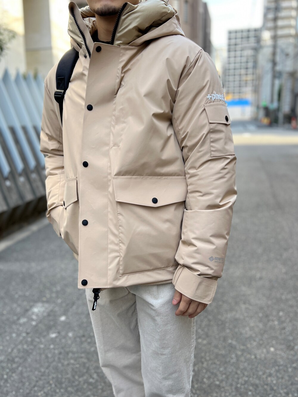 「休日スタイル、シンプルコーデ、カジュアル、大人コーデ、今日のコーデ、メンズファッション、レザーシューズ、ベージュ、休日コーデ、ダウンジャケット、ゴアテックス、きれいめカジュアル、キレイめコーデ、シンプル、冬コーデ」｜「URBAN RESEARCH ROSSO MENの『一部WEB限定カラー』『UR TECH』コーデュロイテーパードパンツ（その他パンツ、ホワイト系）」を使った、ROSSO MENさん（メンズ・170cm）の冬コーディネートの2枚目の写真
