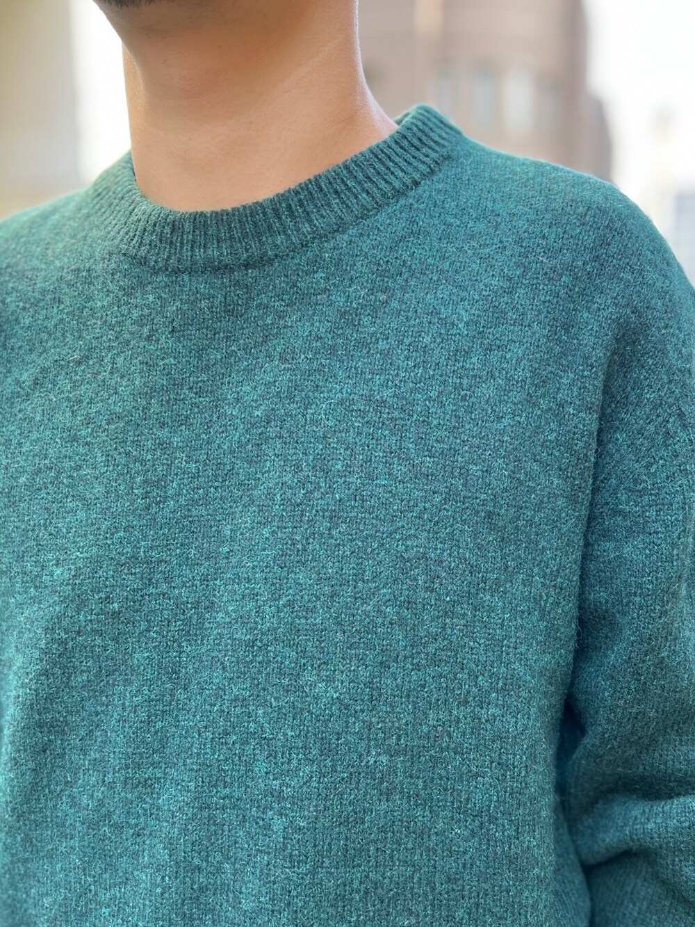「冬コーデ、クリスマスに着たい服、グリーン、urban research rosso men、URBAN RESEARCH、アーバンリサーチ、きれいめカジュアル、ローファー、スラックス」｜「URBAN RESEARCH ROSSO MENの『XLサイズあり』『一部WEB限定カラー』シェットランドクルーネックニット（ニット/セーター、グリーン系）」を使った、ROSSO MENさん（メンズ・172cm）の冬コーディネートの3枚目の写真