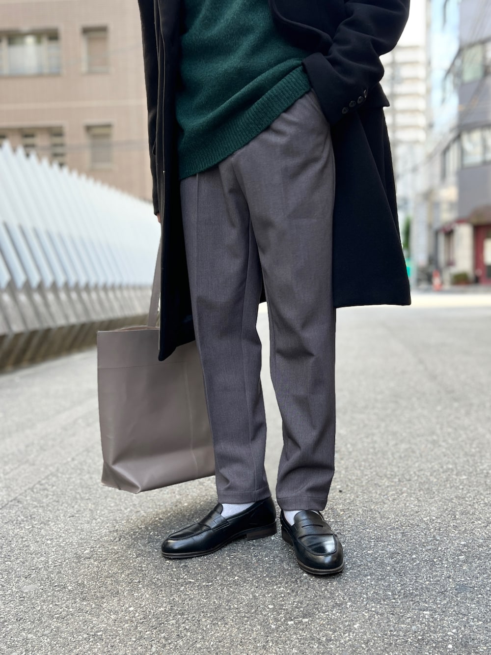 「ロングコート、ニット、スラックス、クリスマスに着たい服、urban research rosso men、冬コーデ、グリーン、きれいめカジュアル、ローファー」｜「URBAN RESEARCH ROSSO MENの『XLサイズあり』『一部WEB限定カラー』シェットランドクルーネックニット（ニット/セーター、グリーン系）」を使った、ROSSO MENさん（メンズ・172cm）の冬コーディネートの3枚目の写真