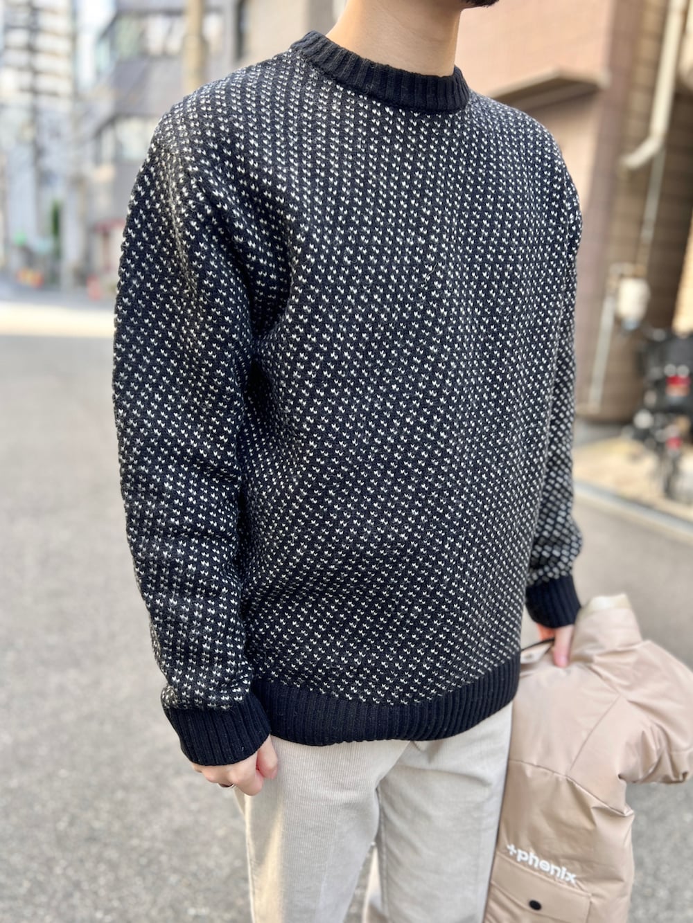 「メンズファッション、休日スタイル、今日のコーデ、オトナカジュアル、冬アウター、モノトーン、バーズアイ、ニット、ダウンジャケット、ローファー、コーデュロイパンツ、シンプルコーデ、白パンツ、ニットコーデ、アウター」｜「URBAN RESEARCH ROSSO MENの『XLサイズあり』バーズアイ柄ニット（ニット/セーター、ブラック系）」を使った、ROSSO MENさん（メンズ・170cm）の冬コーディネートの3枚目の写真