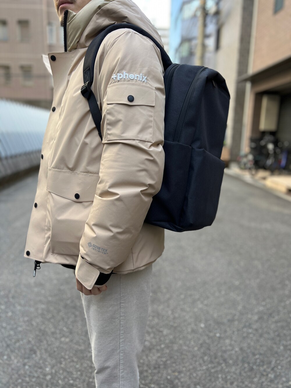 「休日スタイル、シンプルコーデ、カジュアル、大人コーデ、今日のコーデ、メンズファッション、レザーシューズ、ベージュ、休日コーデ、ダウンジャケット、ゴアテックス、きれいめカジュアル、キレイめコーデ、シンプル、冬コーデ」｜「URBAN RESEARCH ROSSO MENの『一部WEB限定カラー』『UR TECH』コーデュロイテーパードパンツ（その他パンツ、ホワイト系）」を使った、ROSSO MENさん（メンズ・170cm）の冬コーディネートの3枚目の写真