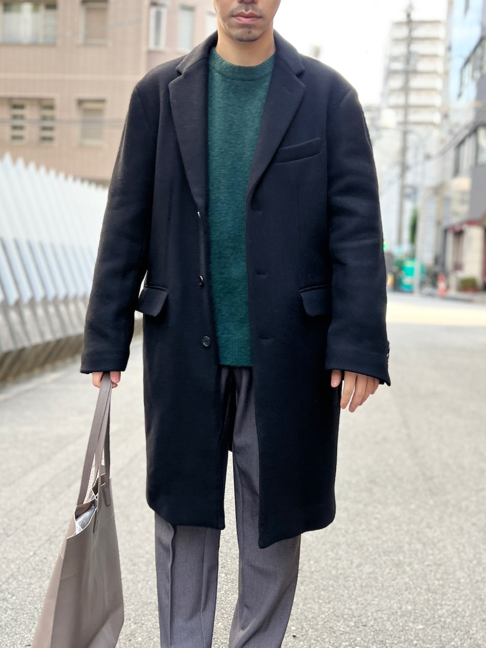 「ロングコート、ニット、スラックス、クリスマスに着たい服、urban research rosso men、冬コーデ、グリーン、きれいめカジュアル、ローファー」｜「URBAN RESEARCH ROSSO MENの『XLサイズあり』『一部WEB限定カラー』シェットランドクルーネックニット（ニット/セーター、グリーン系）」を使った、ROSSO MENさん（メンズ・172cm）の冬コーディネートの2枚目の写真