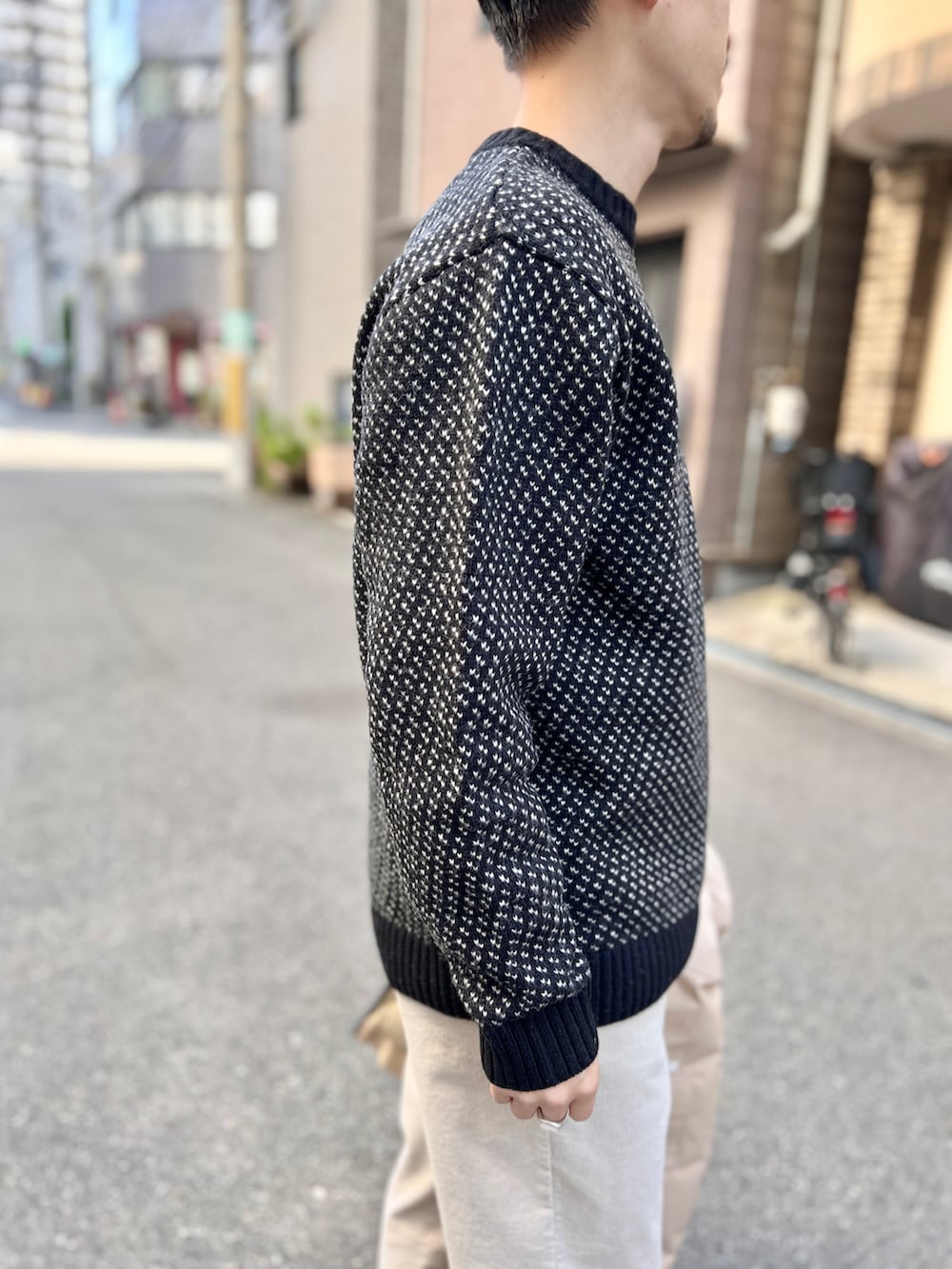 「メンズファッション、休日スタイル、今日のコーデ、オトナカジュアル、冬アウター、モノトーン、バーズアイ、ニット、ダウンジャケット、ローファー、コーデュロイパンツ、シンプルコーデ、白パンツ、ニットコーデ、アウター」｜「URBAN RESEARCH ROSSO MENの『XLサイズあり』バーズアイ柄ニット（ニット/セーター、ブラック系）」を使った、ROSSO MENさん（メンズ・170cm）の冬コーディネートの2枚目の写真