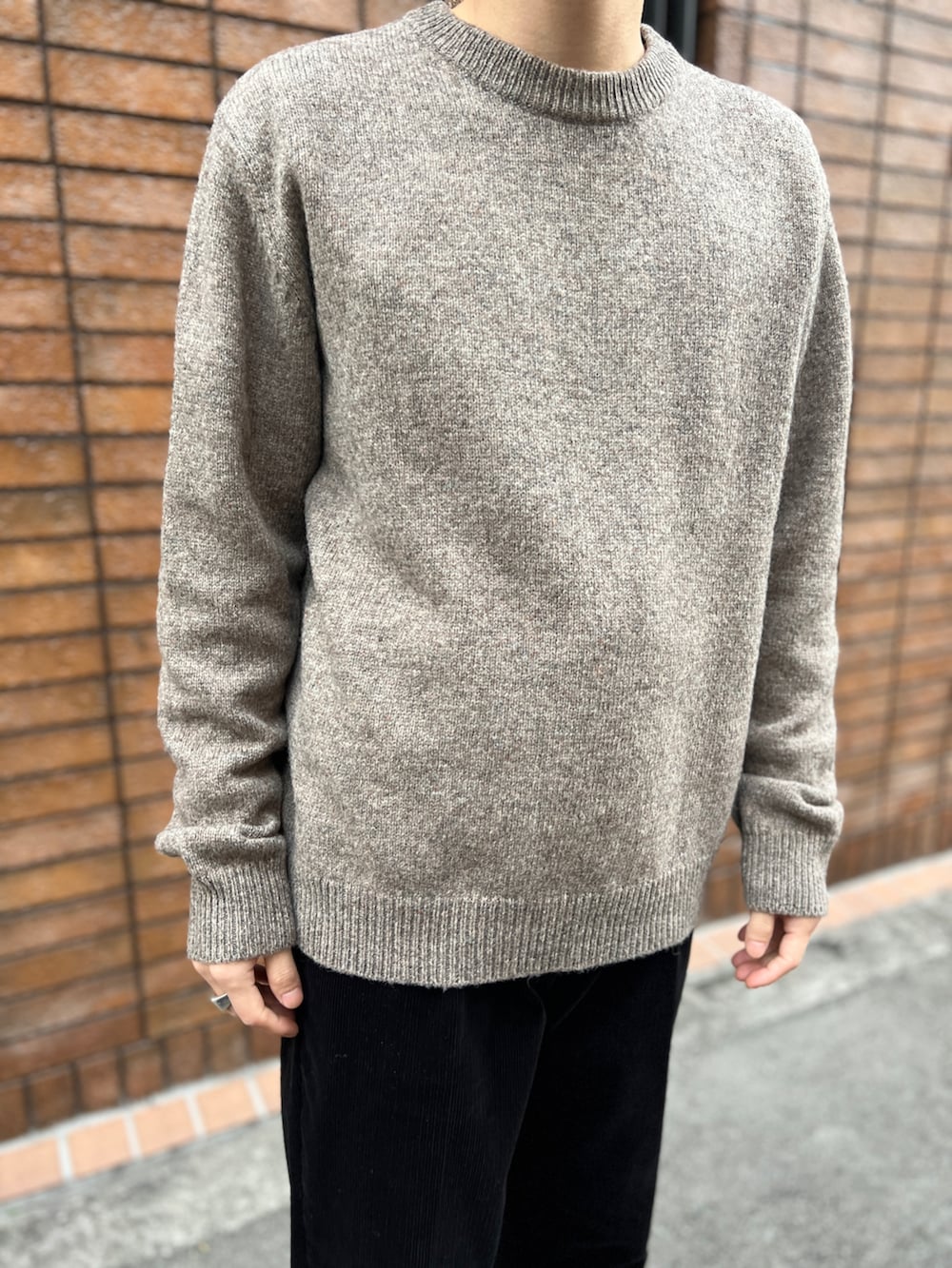 「休日スタイル、シンプルコーデ、大人コーデ、メンズファッション、きれいめカジュアル、革靴、冬コーデ、ベージュ、ブラック、コーデュロイ、ニット、セーター、コーデュロイパンツ、カジュアル、休日コーデ」｜「URBAN RESEARCH ROSSO MENの『XLサイズあり』『一部WEB限定カラー』シェットランドクルーネックニット（ニット/セーター、ベージュ系）」を使った、ROSSO MENさん（メンズ・170cm）の冬コーディネートの3枚目の写真