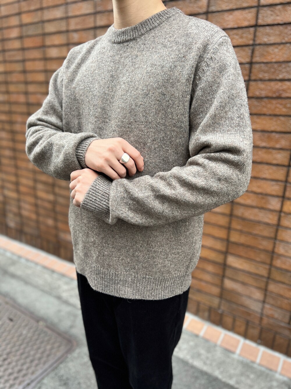 「休日スタイル、シンプルコーデ、大人コーデ、メンズファッション、きれいめカジュアル、革靴、冬コーデ、ベージュ、ブラック、コーデュロイ、ニット、セーター、コーデュロイパンツ、カジュアル、休日コーデ」｜「URBAN RESEARCH ROSSO MENの『XLサイズあり』『一部WEB限定カラー』シェットランドクルーネックニット（ニット/セーター、ベージュ系）」を使った、ROSSO MENさん（メンズ・170cm）の冬コーディネートの2枚目の写真