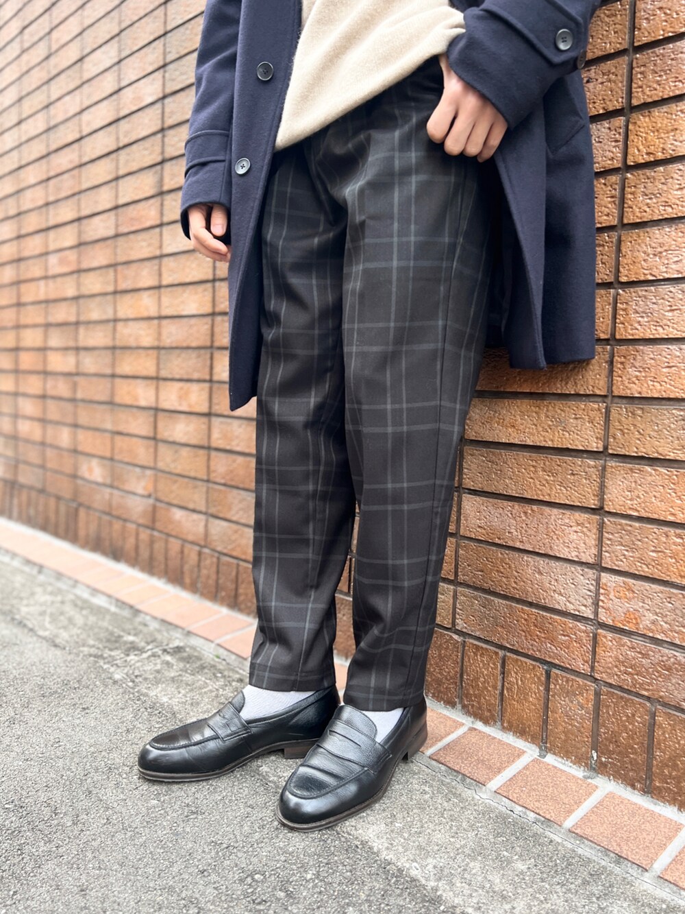 「ニット、ローファー、スラックス、アーバンリサーチ、冬コーデ、ロングコート、きれいめカジュアル、URBAN RESEARCH、オトナカジュアル、urban research rosso men」｜「URBAN RESEARCH ROSSO MENの『XLサイズあり』picciniウールカシミヤステンカラーコート（ステンカラーコート、ブラック系）」を使った、ROSSO MENさん（メンズ・172cm）の冬コーディネートの3枚目の写真