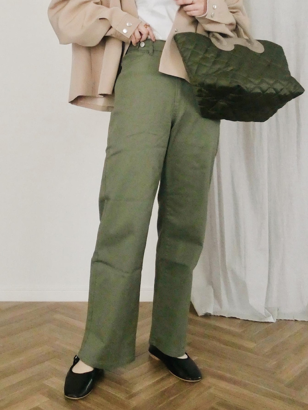 「春服みてみて、大人カジュアル、きれいめカジュアル、パンツスタイル、お出かけコーデ、大人女子、着回しコーデ、キャップ、プチプラ、春アウター、トートバッグ、新作、ootd」｜「zootieのウエストボタン ストレッチパンツ［ツイル］（その他パンツ、グリーン系）」を使った、ひぃちゃんさん（レディース・163cm）の春コーディネートの2枚目の写真