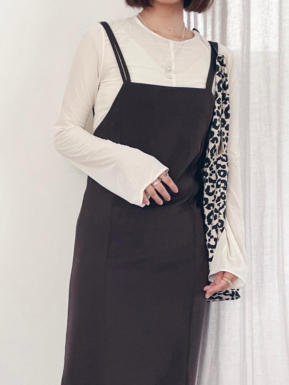 ブラウン系のワンピース、ベージュ系のトートバッグを着用したレディースの秋コーディネートの2枚目の写真